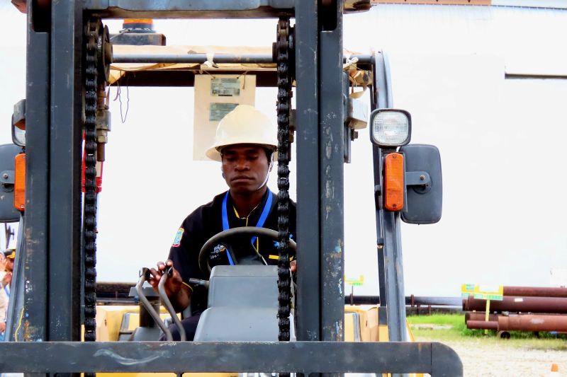 Peserta pelatihan sedang mengendarai forklift di PEP Papua, Senin (26/8/2024). (ANTARA/HO-Humas PEP Papua)