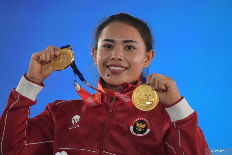 Lifter putri Indonesia Ni Nengah Widiasih berpose dengan medali emas yang diraihnya dari kelas 45 kg ASEAN Para Games 2023 di National Paralympic Commitee Hall, Phnom Penh, Kamboja, Minggu (4/6/2023). ANTARA FOTO/Zabur Karuru/tom.