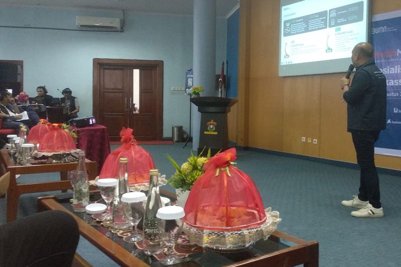 Corporate Communication MIND ID Pratiwa Dyatmika, menjelaskan potensi perkembangan dalam sosialisasi MediaMIND di Unhas Makassar, Senin,(26/8/2024).ANTARA/Abd Kadir