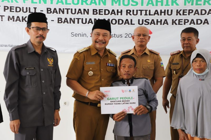 Penjabat Bupati Garut Barnas Adjidin memberikan bantuan dari Baznas Garut secara simbolis kepada masyarakat di Kantor Baznas Kabupaten Garut, Jawa Barat, Senin (26/8/2024). (ANTARA/HO-Diskominfo Garut)