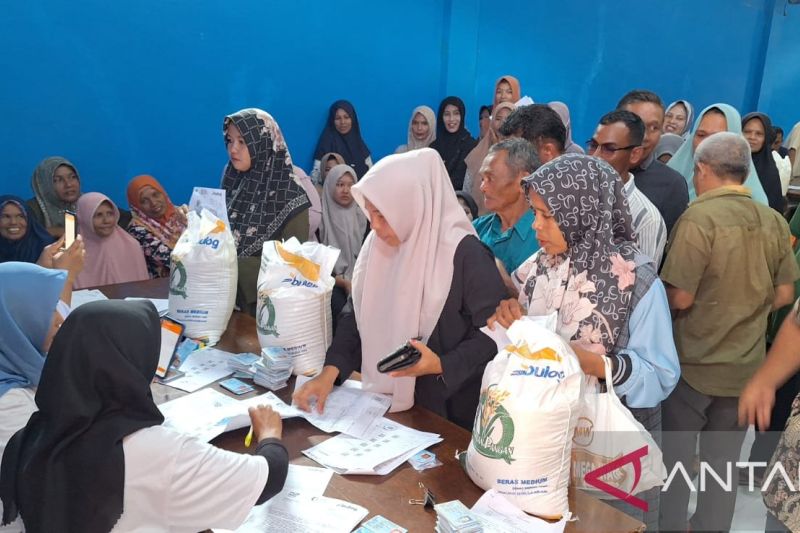 Petugas sedang melakukan verifikasi data Keluarga penerima manfaat bantuan pangan cadangan beras pemerintah tahap ketiga. (ANTARA/M Ifdhal)