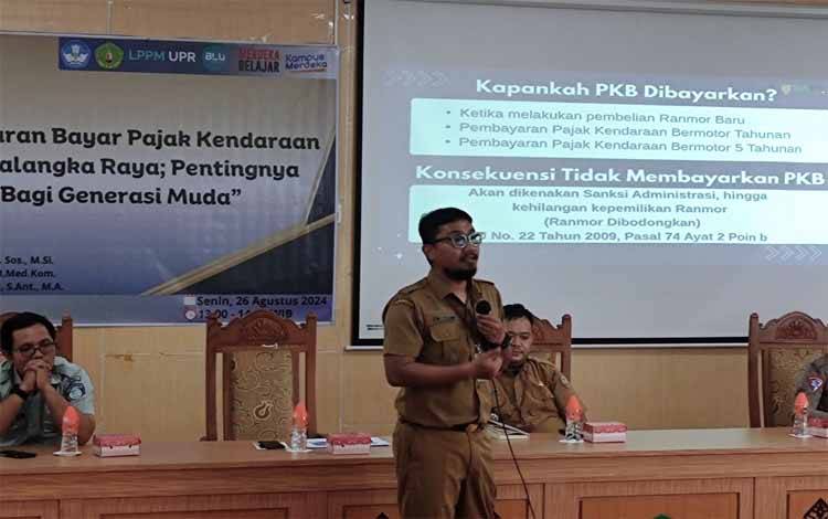 Kasubag Tata Usaha UPTPPD, Wisnu Ario saat memberikan sosialisasi di Universitas Palangka Raya, Senin, 26 Agustus 2024. (FOTO: HERMAWAN)