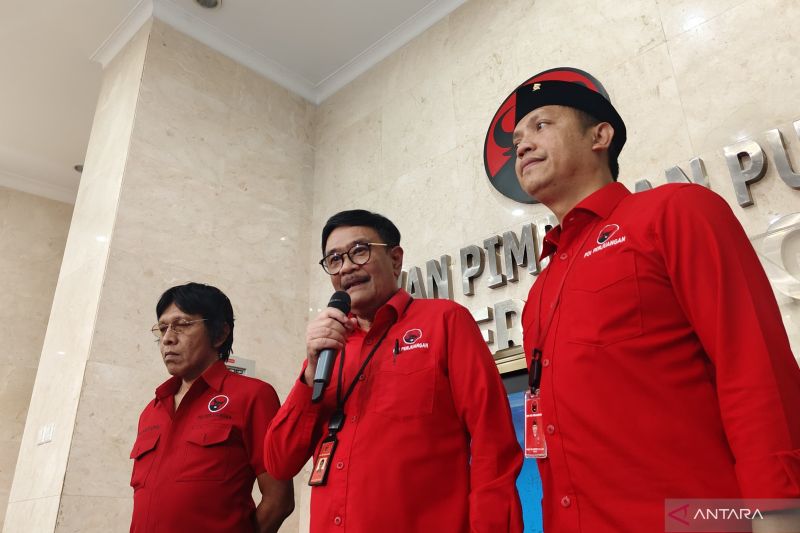 Ketua DPP Bidang Ideologi dan Kaderisasi PDI Perjuangan Djarot Saiful Hidayat (tengah) berbicara dengan awak media di Kantor DPP PDIP, Jakarta, Senin (26/8/2024). ANTARA/Nadia Putri Rahmani.