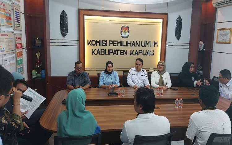Suasana kegiatan simulasi pendaftaran Bakal Calon Kepala Daerah di KPU Kapuas, Senin, 26 Agustus 2024. (FOTO: DODI)