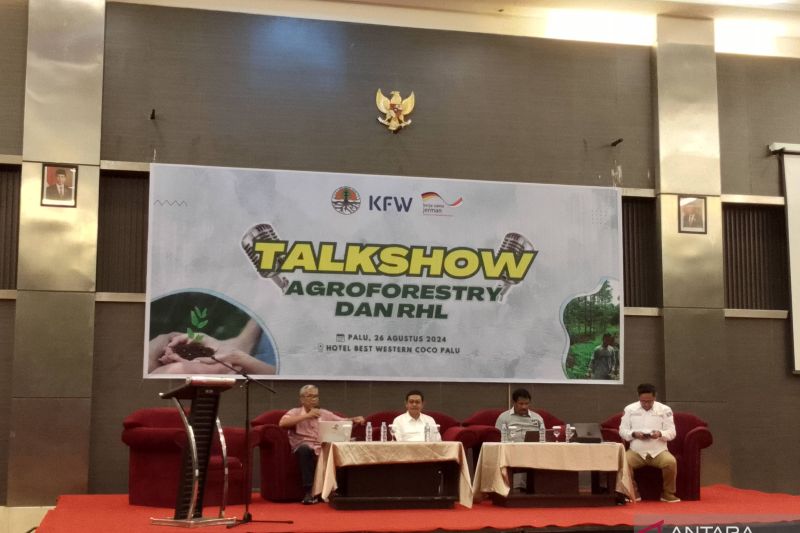 Akademisi Universitas Tadulako (Untad) Prof. Abdul Rauf (pertama kiri) menyampaikan pentingnya agroforestri dan RHL dalam menjaga sumber daya alam pada kegiatan talkshow di Palu, Senin (26/8/2024). (ANTARA/Nur Amalia Amir)