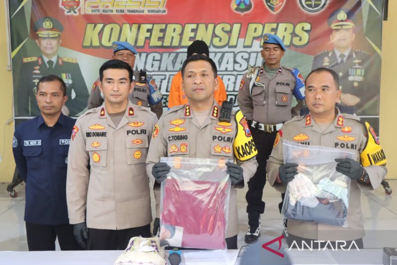 Petugas Polresta Sidoarjo menunjukkan barang bukti pelaku pencabulan. ANTARA/HO-Humas Polresta Sidoarjo