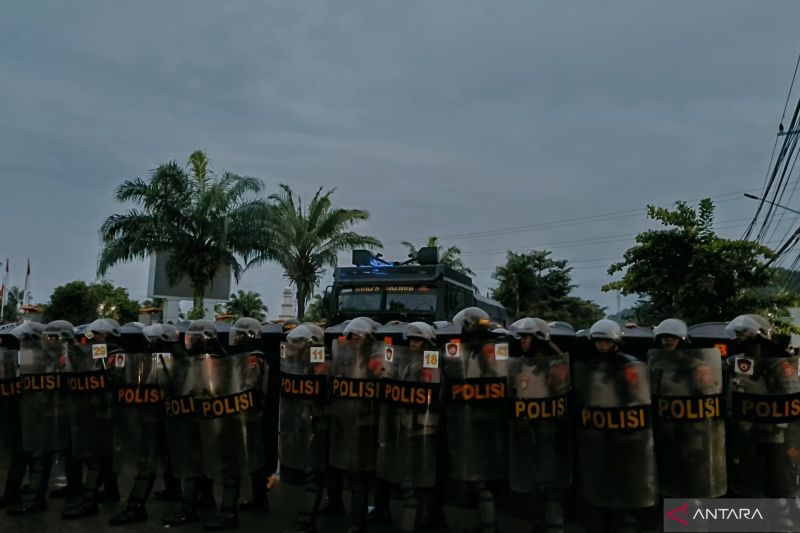 800 personel dipasang dalam pengamanan mahasiswa di depan Gedung DPRD Kaltim, Samarinda, Senin (26/8/2024) sore. (ANTARA/Ahmad Rifandi)