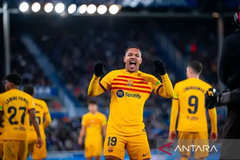 Selebrasi Vitor Roque setelah mencetak gol ketiga Barcelona dalam pertandingan Liga Spanyol lawan Alaves di Estadio Mendizorroz pada Minggu (4/2/2024). ANTARA/HO-Fcbarcelona/pri.