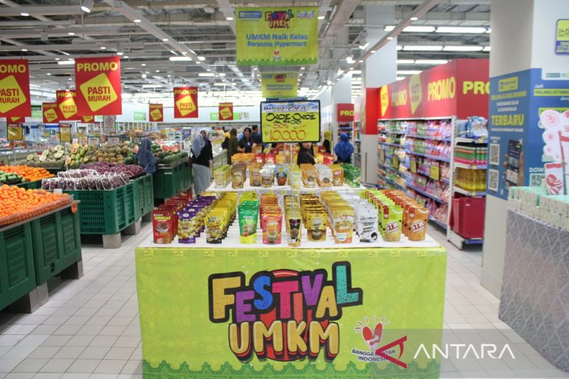 Produk pelaku UMKM Kabupaten Bekasi, Jawa Barat dipajang di Hypermart Mal Lippo Cikarang, Senin (26/8/2024). ANTARA/Pradita Kurniawan Syah