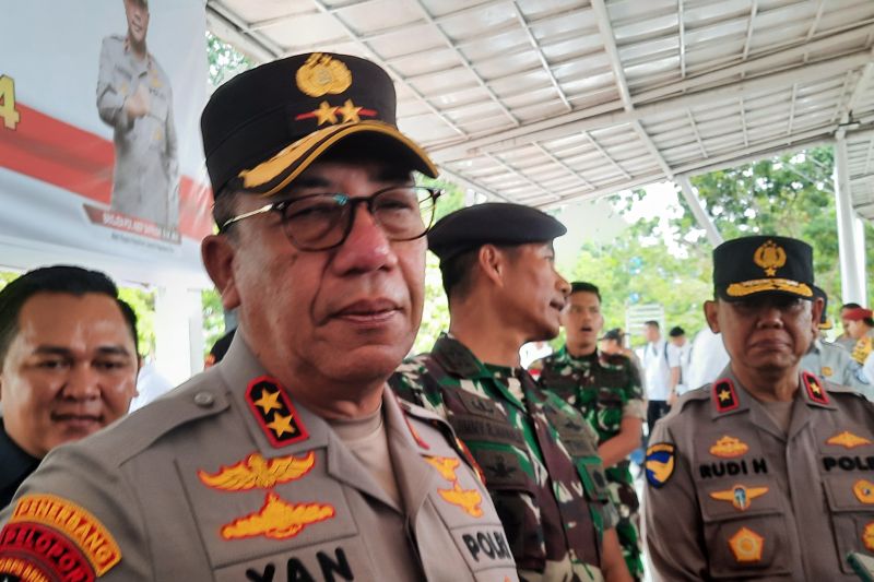 Kapolda Kepulauan Riau Irjen Pol. Yan Fitri Halimansyah memberikan keterangan kepada wartawan di Alun-alun Kota Batam, Kepulauan Riau, Senin (26/8/2024). ANTARA/Laily Rahmawaty