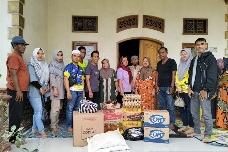 Penyaluran bantuan dari Pemdes Jayanti untuk warga korban kebakaran di Kampung/Desa Jayanti, Kabupaten Sukabumi, Jabar. (ANTARA/Aditya Rohman)