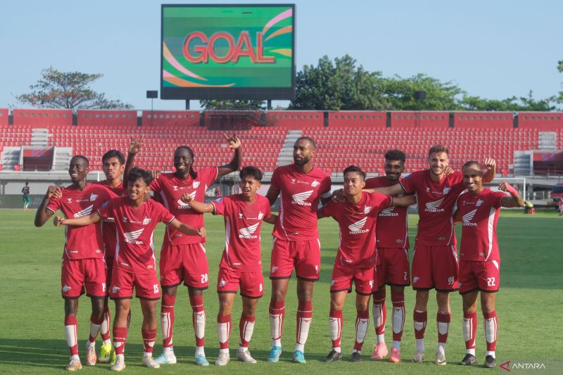Arsip - Para pemain PSM Makassar berselebrasi seusai mencetak gol ke gawang PSBS Biak pada pertandingan BRI Liga 1 di Stadion Kapten I Wayan Dipta, Gianyar, Bali, Jumat (16/8/2024). ANTARA FOTO/Nyoman Hendra Wibowo/YU (ANTARA FOTO/NYOMAN HENDRA WIBOWO)