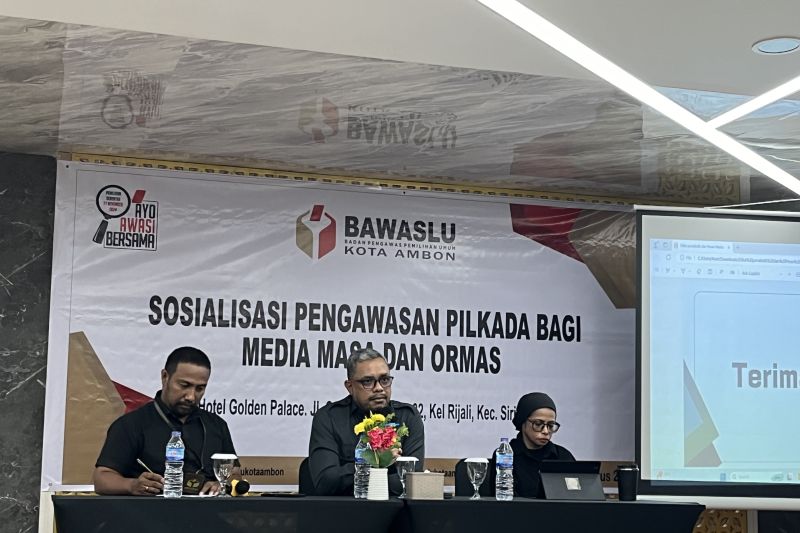 Komisioner Divisi Hukum, Pencegahan Partisipasi dan Hubungan Masyarakat Bawaslu Kota Ambon, Renno Pattiasina (tengah), saat kegiatan sosialisasi pengawasan Pilkada bagi media massa, di Ambon, Selasa (26//8). ANTARA/ Penina F Mayaut.