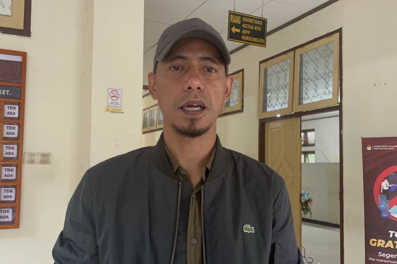 Ketua KPU M. Shaddeq Fuad, di Ambon. (ANTARA/Winda Herman)