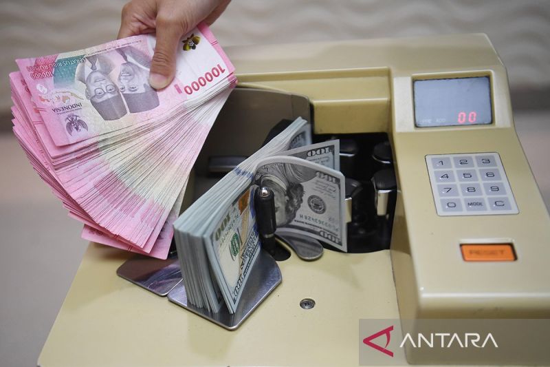 Ilustrasi - Petugas menghitung mata uang Rupiah dan Dolar AS di Ayu Masagung Money Changer, Jakarta. ANTARA FOTO/Akbar Nugroho Gumay/aww/am.