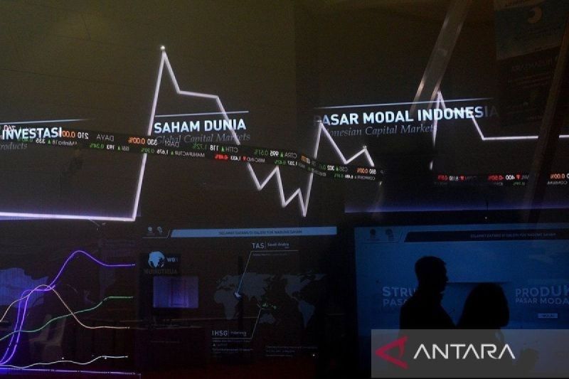 Ilustrasi - Karyawan melintas di dekat monitor pergerakan Indeks Harga Saham Gabungan (IHSG) di Bursa Efek Indonesia, Jakarta. ANTARA FOTO/Sigid Kurniawan/aww/aa.