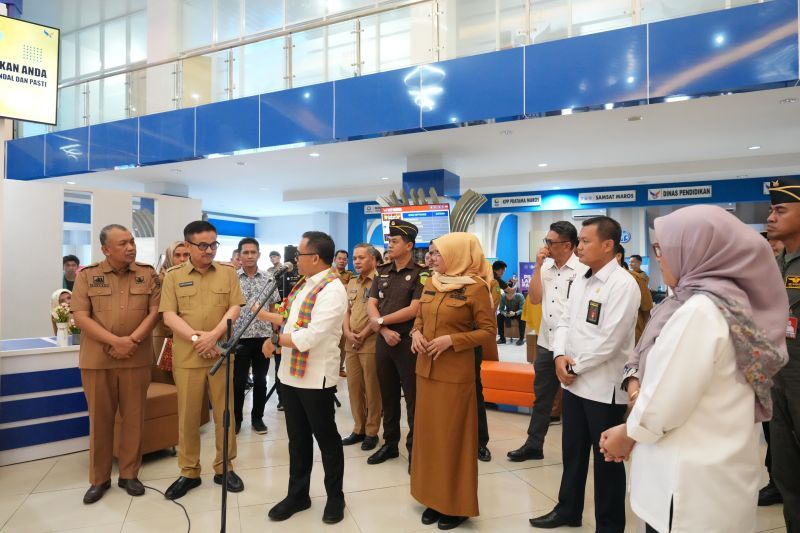Menpan RB Abdullah Azwar Anaz saat mengunjungi MPP Kabupaten Maros, Sulawesi Selatan, Senin,(26/8/2024).ANTARA/HO-Humas Pemprov Sulsel.