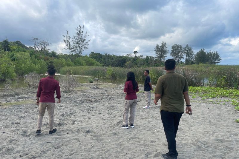 Sejumlah personel Imigrasi Atambua saat melaksanakan patroli di jalur-jalur perlintasan Ilegal di Kabupaten Timor Tengah Utara. ANTARA/Ho-Kanim Atambua