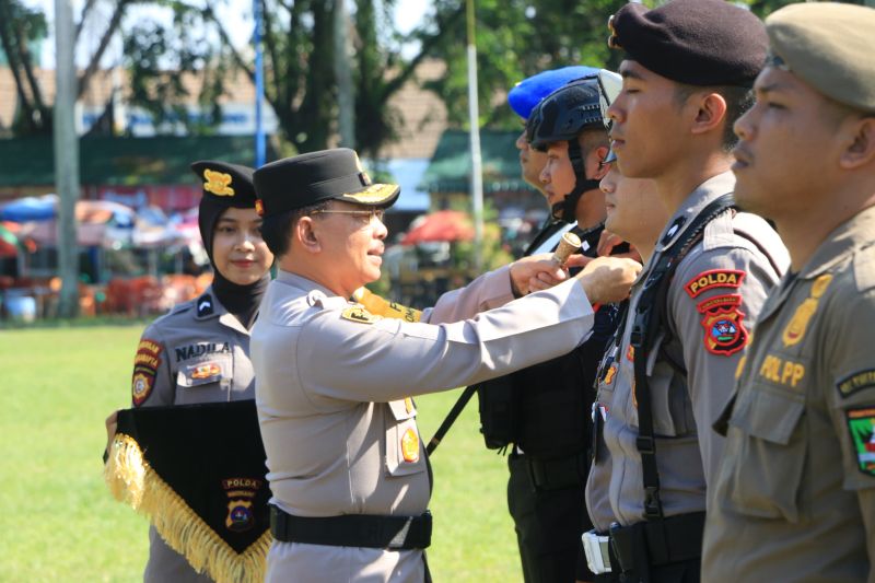 Kapolda Sumbar Irjen Pol Suharyono mengecek kesiapan personel usia memimpin apel gelar pasukan dalam Operais Mantap Praja Singgalang 2024 di Padang, Senin (26/8). ANTARA/HO-Polda Sumbar