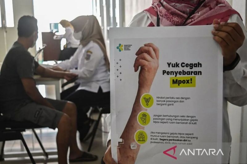 Ilustrasi petugas kesehatan menyosialisasikan penyakit cacar monyet (Mpox) kepada masyarakat di Puskesmas Kedaung, Tangerang Selatan, Banten. ANTARA FOTO/Sulthony Hasanuddin