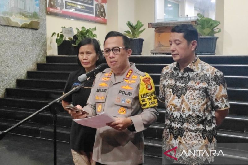 Kabid Humas Polda Metro Jaya Kombes Pol. Ade Ary Syam Indradi (tengah). ANTARA/Ilham Kausar