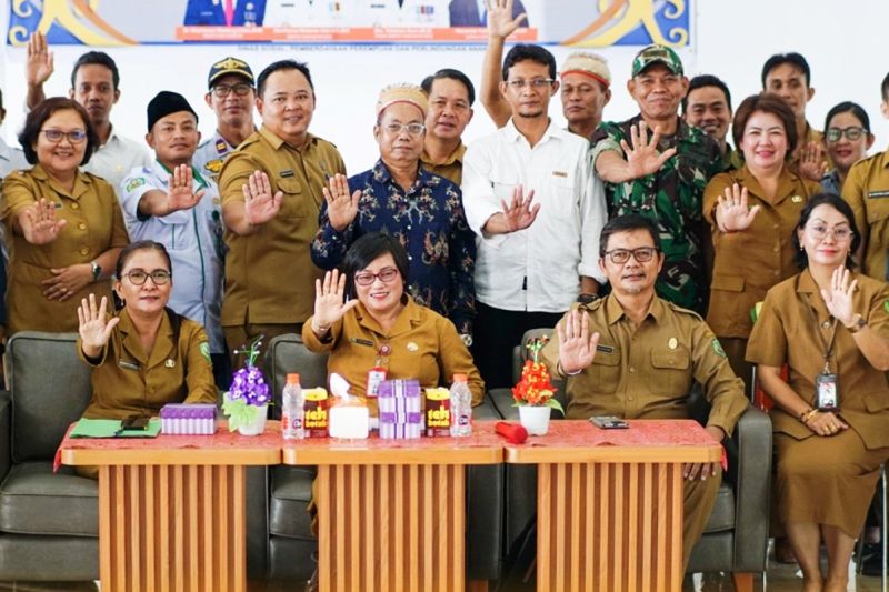 Asisten III Bidang Administrasi Umum Setkab Mahulu Kristina Tening (depan- dua dari kiri) bersama pihak terkait saat sosialisasi Kekerasan Seksual di Ujoh Bilang, Mahulu, Kaltim. (Antara/ HO Prokopim Mahulu)