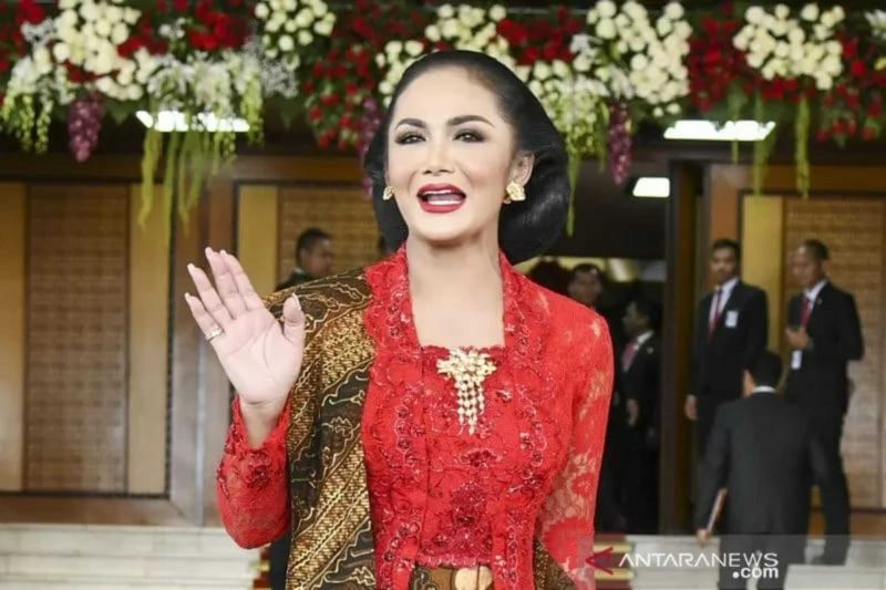 Arsip Foto : Penyanyi Krisdayanti berpose sebelum mengikuti pelantikan Dewan Perwakilan Rakyat (DPR) periode 2019-2024 di Ruang Rapat Paripurna, Kompleks Parlemen, Senayan, Jakarta, Selasa (1/10/2019). (ANTARA FOTO/Galih Pradipta/pras)