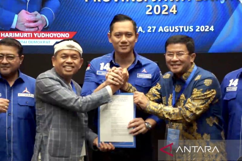 Ketua Umum DPP Partai Demokrat Agus Harimurti Yudhoyono (dua kanan) menyerahkan surat rekomendasi partai ke Dedi Mulyadi (dua kiri) dan Erwan Setiawan (kanan) di kantor DPP Partai Demokrat, Jakarta, Selasa (27/8/2024) untuk Pilkada 2024 di Provinsi Jawa Barat. ANTARA/Genta Tenri Mawangi.