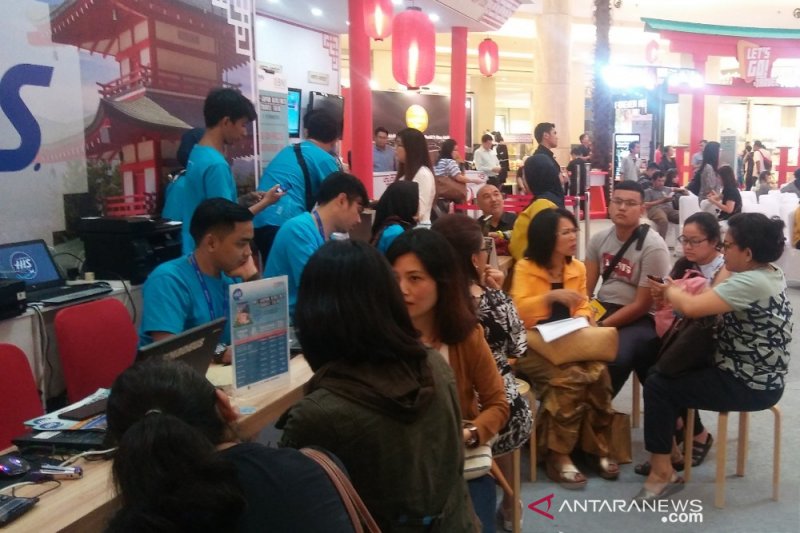 Arsip pengunjung mendatangi salah satu stan agen travel di Japan Airlines (JAL) Travel Fair 2019 yang berlangsung 8-10 Februari mendatang di Grand Atrium Mal Kota Kasablanka, Jakarta. ANTARA News/Lia Wanadriani Santosa