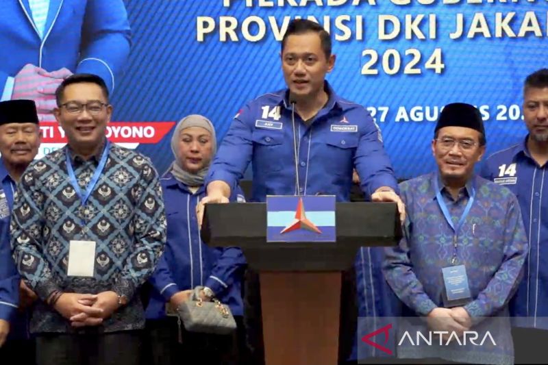 Ketua DPP Partai Demokrat Agus Harimurti Yudhoyono (tiga kanan) di kantor pusat Demokrat, Jakarta, Selasa (27/8/2024), menyerahkan surat rekomendasi partainya kepada Ridwan Kamil (dua kiri) dan Suswono (dua kanan) untuk maju Pilgub Jakarta. ANTARA/Genta Tenri Mawangi.