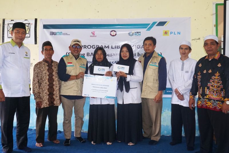 Penyerahan bantuan pendidikan di Madrasah Ibtidaiyah Swasta (MIS) Darul Huda, Kabupaten Kapuas, Kalimantan Tengah. (ANTARA/HO-PLN UID Kalselteng)