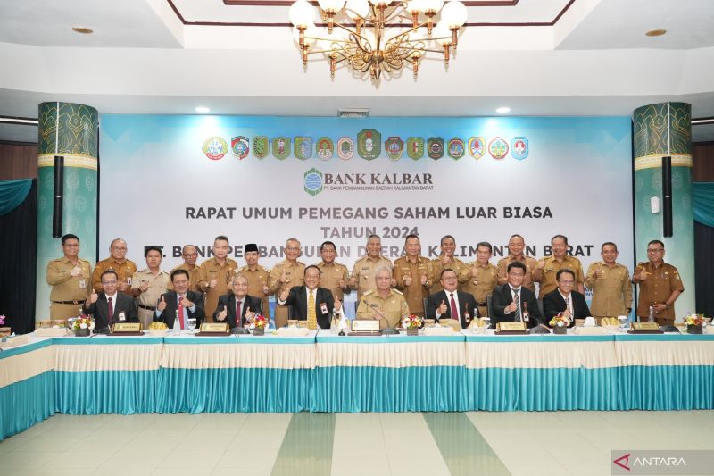 Penjabat (Pj) Gubernur Kalimantan Barat, Harisson, memimpin langsung rapat RUPS Luar Biasa Bank Kalbar yang dihadiri oleh Dewan Komisaris, Jajaran Direksi Bank Kalbar, serta Bupati/Walikota se-Kalimantan Barat. RUPS-LB ini menandai langkah penting dalam memperkuat posisi Bank Kalbar sebagai bank pembangunan daerah yang kompetitif dan kontributif. (ANTARA/Rendra Oxtora)