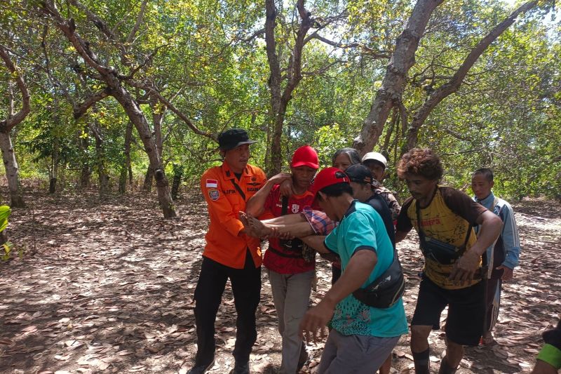 Tim SAR saat mengevakuasi korban bernama Akunia (66) yang dilaporkan hilang oleh pihak keluarga pada Senin (26/8/2024) sekitar pukul 18.00 WITA. (ANTARA/HO-Basarnas Kendari).
