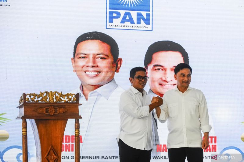Bakal calon Gubernur Banten Andra Soni (kiri) berjabat tangan dengan bakal calon wakil Gubernur Banten Achmad Dimyati Natakusumah (kanan) saat deklarasinya untuk Pilkada Banten di Pabuaran, Kabupaten Serang, Banten, Selasa (20/8/2024). . ANTARA FOTO/Muhammad Bagus Khoirunas/foc.