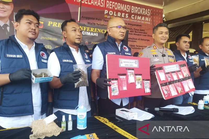Kapolres Cimahi, AKBP Tri Suharto saat ungkap kasus narkotika jenis sabu-sabu, ganja, hingga obat terlarang di Mapolres Cimahi, Kota Cimahi, Jawa Barat, Selasa (27/8/2024). (ANTARA/Rubby Jovan)