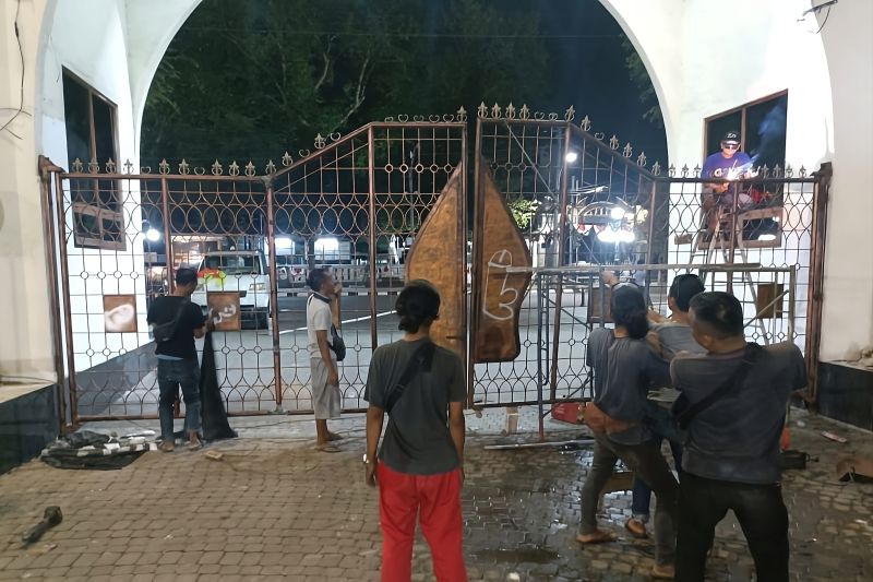 Para pekerja memperbaiki pagar di kawasan Balai Kota Semarang yang rusak akibat aksi demonstrasi, Senin (27/8/2024). (ANTARA/HO-Pemkot Semarang)
