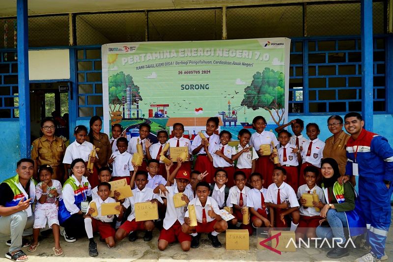 PT Kilang Pertamina Internasional (KPI) RU VII Kasim menyalurkan bantuan pendidikan kepada SD YPK Bethel di Kota Sorong, Senin (26/8/2024) ((ANTARA/HO-Humas PT Kilang Pertamina Internasional))