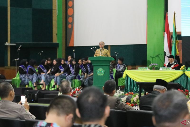 Sekjen Kemnaker Anwar Sanusi saat memberikan sambutan pada acara Wisuda dan Dies Natalis ke-31 Universitas Malahayati di Bandarlampung Provinsi Lampung, Selasa (27/8/2024). ANTARA/HO-Kemnaker.
