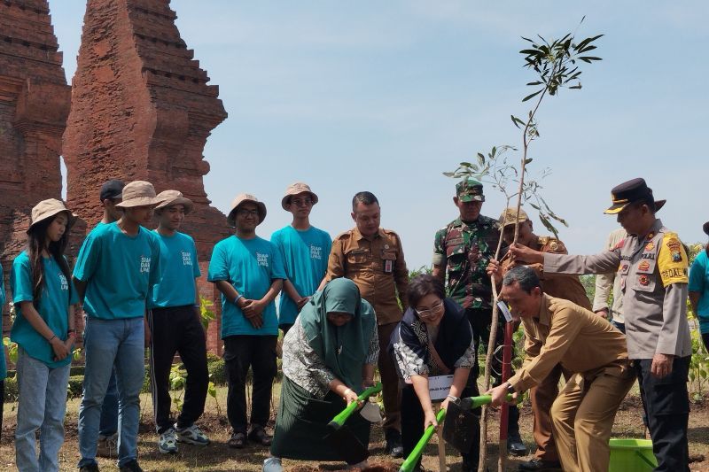 Aksi penanaman pohon yang melibatkan Siap Darling di pelataran Candi Gapura Wringinlawang di kawasan Situs Trowulan Mojokerto. Tampak yang mencangkul Kepala Dinas Lingkungan Hidup Kabupaten Mojokerto Zaqqi (kanan), Kepala Balai Pelestarian Kebudayaan (BPK) Wilayah XI Provinsi Jawa Timur Endah Budi Haryani (kiri) dan Direktur Komunikasi Djarum Foundation Mutiara D Asmara (tengah). ANTARA/Budhi Santoso