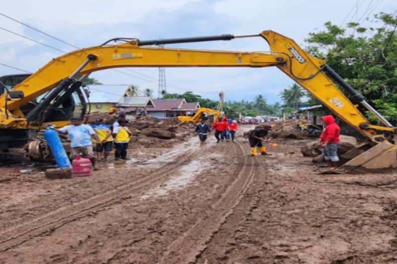 Kementerian Pekerjaan Umum dan Perumahan Rakyat (PUPR) melakukan upaya tanggap darurat akibat bencana banjir yang menggenangi Kelurahan Rua, Kota Ternate, Maluku Utara. ANTARA/HO - Kementerian PUPR