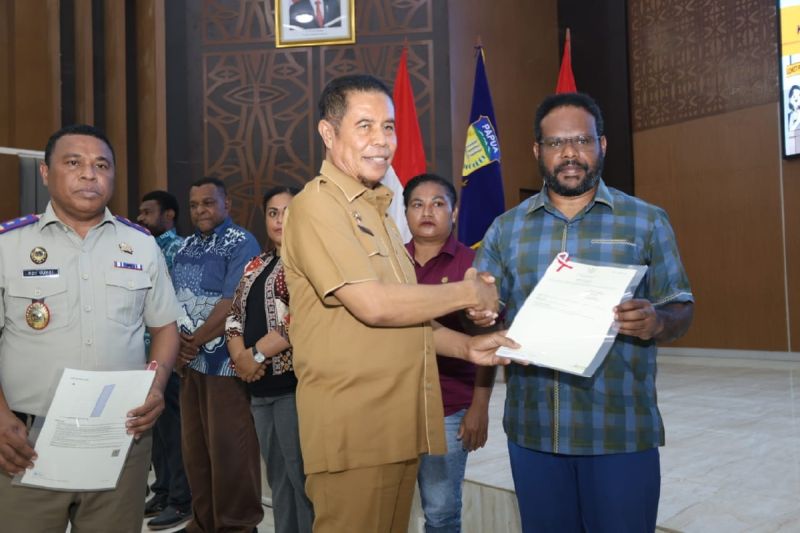 Sekda Papua Muhammad Ridwan Rumasukun memberikan sertifikat elektronik kepada salah satu masyarakat bertempat Aula Sasana Krida di Jayapura, Selasa (27/8/2024). (ANTARA/HO-Pemprov Papua)