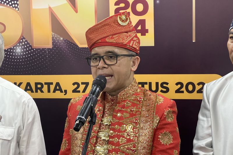 Menteri Pendayagunaan Aparatur Negara dan Reformasi Birokrasi (Menpan RB) Abdullah Azwar Anas memberi keterangan setelah menghadiri acara ASN Talent Fest 2024 dan Anugerah ASN 2023 di Jakarta, Selasa (27/8/2024). ANTARA/Putu Indah Savitri