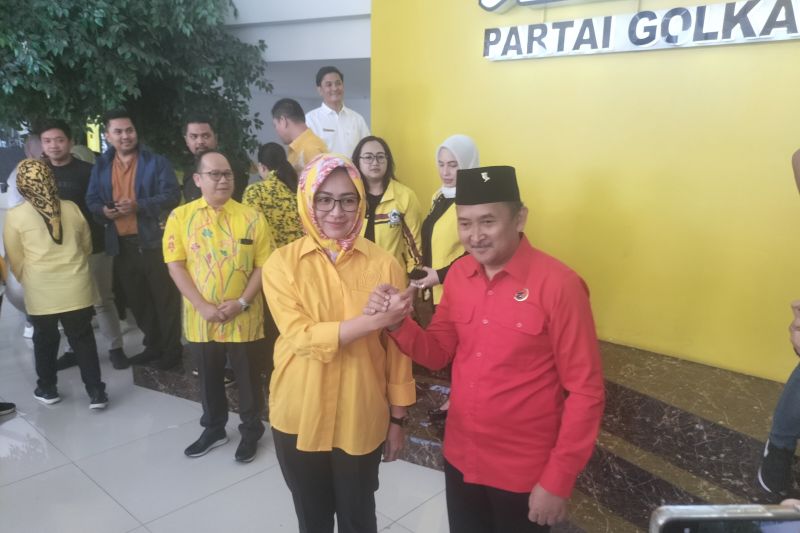 Airin Rachmi Diany dan Ade Sumardi di kantor DPP Partai Golkar, Selasa (27/9/2024) (ANTARA/Walda Marison)