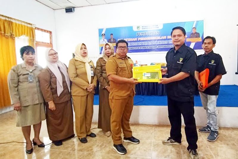 Kepala Dinas Nakertranskop UKM Barito Utara, M Mastur menyerahkan materi pelatihan perbengkelan roda dua kepada peserta pelatihan di Muara Teweh, Selasa (27/8/2024).ANTARA/Dokumen Pribadi