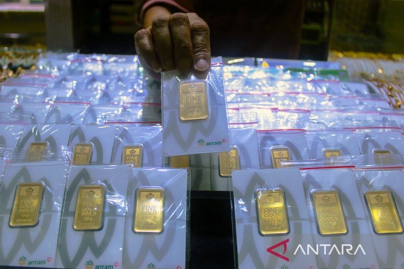 Arsip foto - Seorang pedagang menunjukkan emas batangan PT Aneka Tambang Tbk (Antam) yang dijual di Jakarta. ANTARA FOTO/Putu Indah Savitri/wpa/foc/pri.