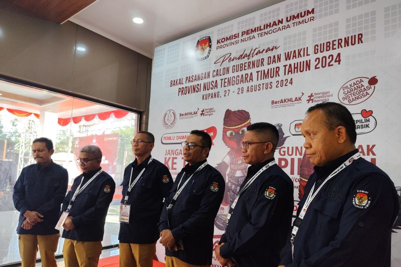 Komisioner KPU NTT memberikan pernyataan kepada wartawan usai pendaftaran calon Gubernur dan Wakil Gubernur NTT pada hari pertama pendaftaran di Kantor KPU NTT, Kota Kupang, NTT, Selasa (27/8/2024). ANTARA/Fransiska Mariana Nuka