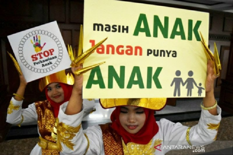 Arsip Foto - Sejumlah siswi menunjukkan poster kampanye Gerakan Stop Perkawinan Anak. (ANTARA FOTO/Aditya Pradana Putra)