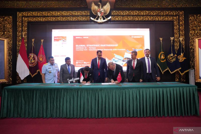 Dari ki-ka: Marsdya TNI Yusuf Jauhari, M.Eng.(Kabaranahan Kemhan RI), Letjen TNI (Purn.) Muhammad Herindra, M.A., M.Sc. (Wamenhan RI), Norman Joesoef, M.Han (Founder Republikorp), Ahmet Akyol, CEO Aselsan, John Lundin, CEO PT. Lundin, Prof. Dr, Haluk Görgün, Secretary of Turkish Defence Industries, Murat Ikinci, CEO Roketsan, Selasa (27/8/2024) (ANTARA/Ho-Humas Republikorp)