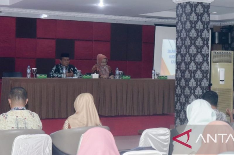 Staf Ahli Bupati Bangka Bidang Pembangunan Manusia dan Kebudayaan, Kabupaten Bangka, Boy Yandra saat membuka rapat evaluasi penanganan stunting (ANTARA/Kasmono)