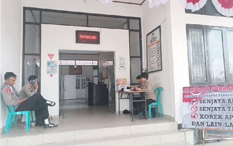 Situasi sepi di Kantor KPU Gunung Mas, lantaran belum ada paslon Bupati-Wakil Bupati yang mendaftar, Selasa, 27 Agustus 2024. (FOTO: RISKA YULYANA)